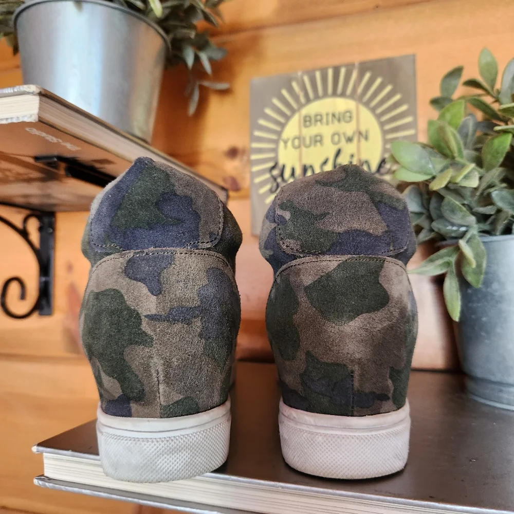 Blondo Glenda Camouflage Hidden Wedge Sneakers Waterproof Suede Leather Size 8 M